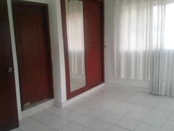 Casa en Venta de 3 pisos dividida en 2 Apartamentos en Melgar