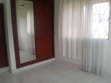 Casa en Venta de 3 pisos dividida en 2 Apartamentos en Melgar