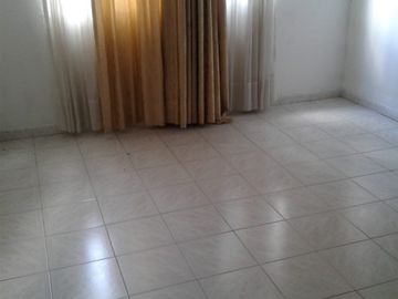 Casa en Venta de 3 pisos dividida en 2 Apartamentos en Melgar