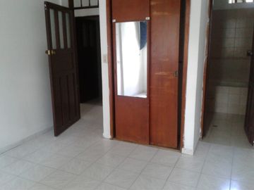 Casa en Venta de 3 pisos dividida en 2 Apartamentos en Melgar