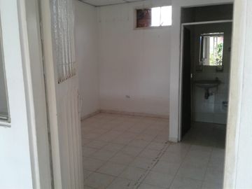 Casa en Venta de 3 pisos dividida en 2 Apartamentos en Melgar
