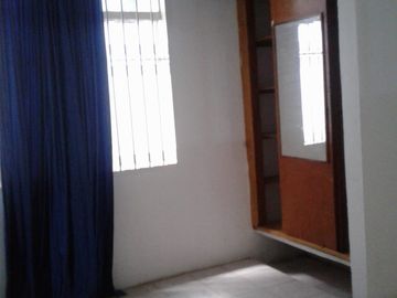 Casa en Venta de 3 pisos dividida en 2 Apartamentos en Melgar