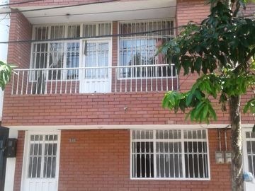 Casa en Venta de 3 pisos dividida en 2 Apartamentos en Melgar