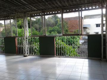 Casa en Venta de 3 pisos dividida en 2 Apartamentos en Melgar