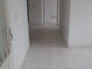 Casa en Venta de 3 pisos dividida en 2 Apartamentos en Melgar