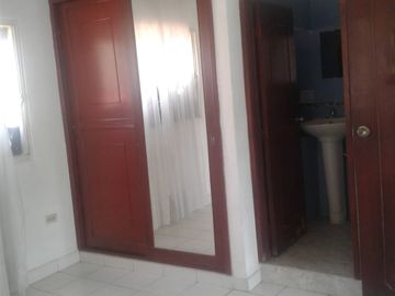 Casa en Venta de 3 pisos dividida en 2 Apartamentos en Melgar