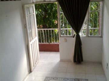 Casa en Venta de 3 pisos dividida en 2 Apartamentos en Melgar
