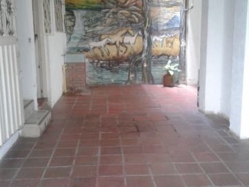 Casa en Venta de 3 pisos dividida en 2 Apartamentos en Melgar