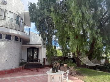 AMPLIA Y HERMOSA CASA EN VENTA, CON ACABADOS ESTILO GANDI!