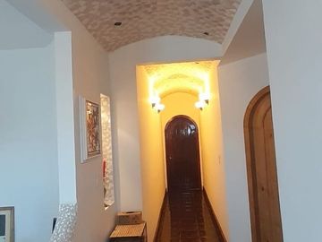 AMPLIA Y HERMOSA CASA EN VENTA, CON ACABADOS ESTILO GANDI!