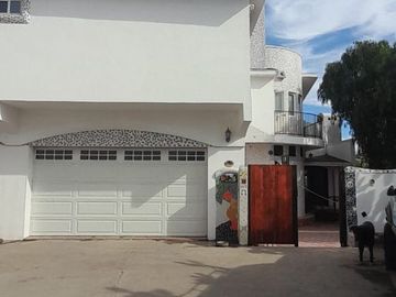 AMPLIA Y HERMOSA CASA EN VENTA, CON ACABADOS ESTILO GANDI!