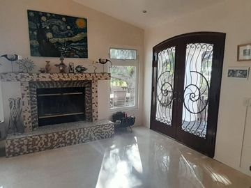 AMPLIA Y HERMOSA CASA EN VENTA, CON ACABADOS ESTILO GANDI!