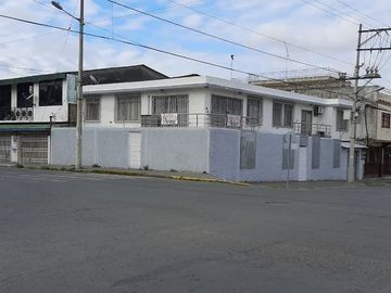 DE OPORTUNIDAD  ¡La vida que mereces comienza aquí! Casas en venta en EsmeraldasCASA ESQUINERA RENTERA EN ZONA COMERCIAL Y BANCARIA ESMERALDAS