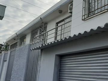 DE OPORTUNIDAD  ¡La vida que mereces comienza aquí! Casas en venta en EsmeraldasCASA ESQUINERA RENTERA EN ZONA COMERCIAL Y BANCARIA ESMERALDAS