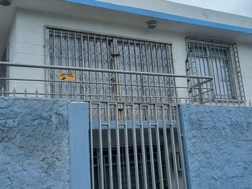 DE OPORTUNIDAD  ¡La vida que mereces comienza aquí! Casas en venta en EsmeraldasCASA ESQUINERA RENTERA EN ZONA COMERCIAL Y BANCARIA ESMERALDAS