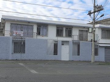 DE OPORTUNIDAD  ¡La vida que mereces comienza aquí! Casas en venta en EsmeraldasCASA ESQUINERA RENTERA EN ZONA COMERCIAL Y BANCARIA ESMERALDAS