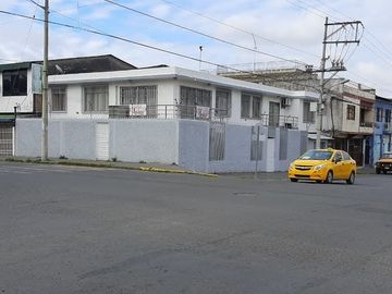 DE OPORTUNIDAD  ¡La vida que mereces comienza aquí! Casas en venta en EsmeraldasCASA ESQUINERA RENTERA EN ZONA COMERCIAL Y BANCARIA ESMERALDAS