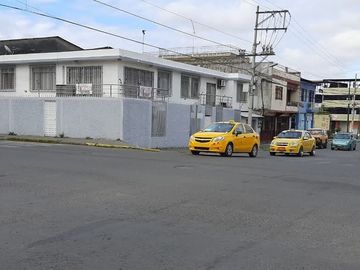 DE OPORTUNIDAD  ¡La vida que mereces comienza aquí! Casas en venta en EsmeraldasCASA ESQUINERA RENTERA EN ZONA COMERCIAL Y BANCARIA ESMERALDAS