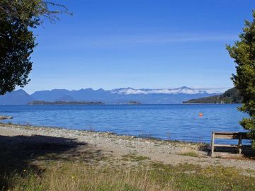 Parcela de 1,5 ha con casa, departamento y acceso a playa en Futrono, Lago Ranco