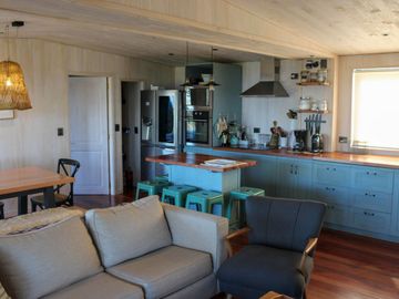 Parcela de 1,5 ha con casa, departamento y acceso a playa en Futrono, Lago Ranco