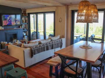 Parcela de 1,5 ha con casa, departamento y acceso a playa en Futrono, Lago Ranco