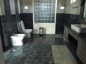 FOR SALE TAGAYTAY HOUSE AND LOT WITH SWIMMING POOL