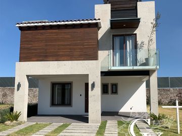 CASA EN VENTA CONDADO DEL VALLE SECCIÓN ARAMO