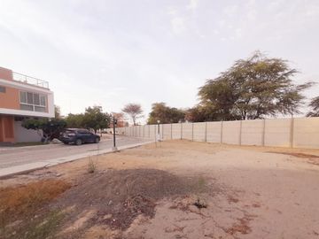 VENDO TERRENO EN ESQUINA EN CONDOMINIO EXCLUSIVO  DE CLUB HOUSE DE MIRAFLORES
