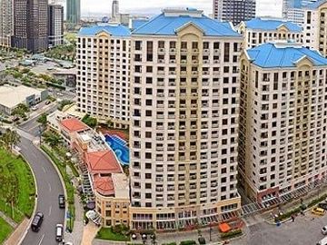 Condominium Unit For Sale at Tower 6 Forbeswood Height, Brgy. Fort Bonifacio, Taguig W/ Parking