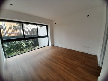 VENDO DEPARTAMENTO EN PRIMER PISO DE ESTRENO MIRAFLORES