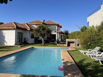 Maravilloso lugar para vivir, casa en Mantagua,Condominio con seguridad, bien tenida, gran piscina, cerca de movilización