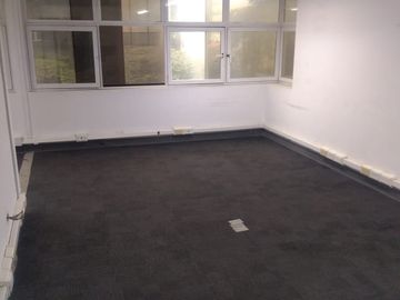 Alquiler de amplia Oficina de 293mt2 en 3 piso de edificio mixto