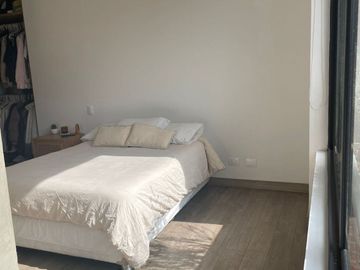 VENTA APARTAMENTO DISEÑO ALVARO GIRALDO CON BUENA ILUMINACIÓN