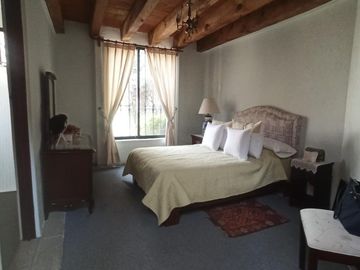 CASA UNA PLANTA , ESTILO COLONIAL  MEXICANO