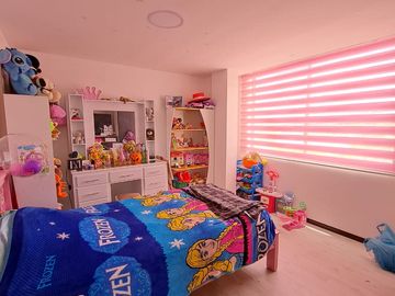 VENDO CASA EN CAYAMBE, A ESTRENAR, AMPLIA, MODERNA, ACOGEDORA