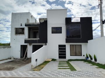 VENDO CASA EN CAYAMBE, A ESTRENAR, AMPLIA, MODERNA, ACOGEDORA
