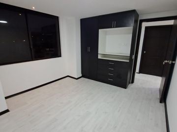 VENDO CASA EN CAYAMBE, A ESTRENAR, AMPLIA, MODERNA, ACOGEDORA