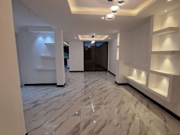 VENDO CASA EN CAYAMBE, A ESTRENAR, AMPLIA, MODERNA, ACOGEDORA