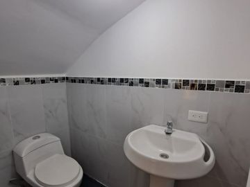 VENDO CASA EN CAYAMBE, A ESTRENAR, AMPLIA, MODERNA, ACOGEDORA