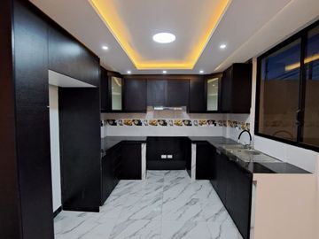 VENDO CASA EN CAYAMBE, A ESTRENAR, AMPLIA, MODERNA, ACOGEDORA