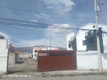 VENDO CASA EN CAYAMBE, A ESTRENAR, AMPLIA, MODERNA, ACOGEDORA