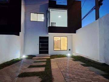 VENDO CASA EN CAYAMBE, A ESTRENAR, AMPLIA, MODERNA, ACOGEDORA