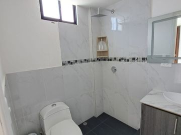 VENDO CASA EN CAYAMBE, A ESTRENAR, AMPLIA, MODERNA, ACOGEDORA