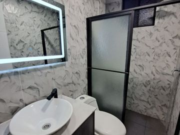 VENDO CASA EN CAYAMBE, A ESTRENAR, AMPLIA, MODERNA, ACOGEDORA