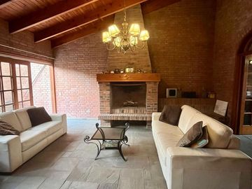 CASA INDEPENDIENTE DE 300 M2 - ESCRITORIO - ZONA CERRADA CON VIGILANCIA