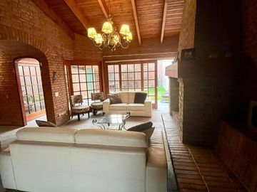CASA INDEPENDIENTE DE 300 M2 - ESCRITORIO - ZONA CERRADA CON VIGILANCIA