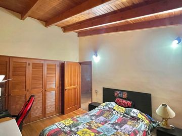 CASA INDEPENDIENTE DE 300 M2 - ESCRITORIO - ZONA CERRADA CON VIGILANCIA
