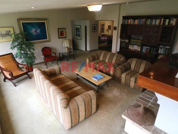 Bellisima Casa En Venta Con Vista Panorámica Sobre El Campo De Golf Del Country Club La Planicie. NEGOCIABLE.