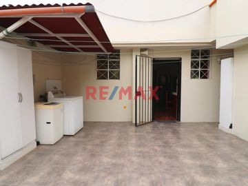 Bellisima Casa En Venta Con Vista Panorámica Sobre El Campo De Golf Del Country Club La Planicie. NEGOCIABLE.