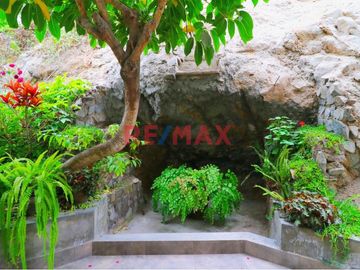 Bellisima Casa En Venta Con Vista Panorámica Sobre El Campo De Golf Del Country Club La Planicie. NEGOCIABLE.
